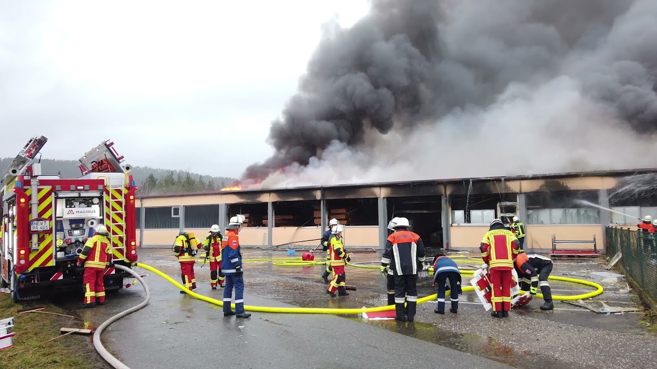 Großbrand in einer Lagerhalle in Schwarzenbach in der Oberpfalz