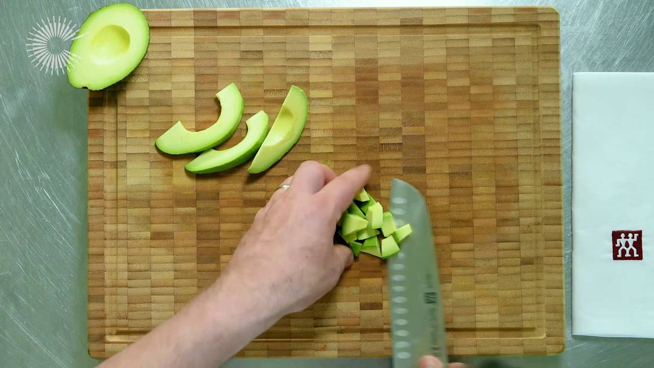 Как нарезать авокадо кубиками