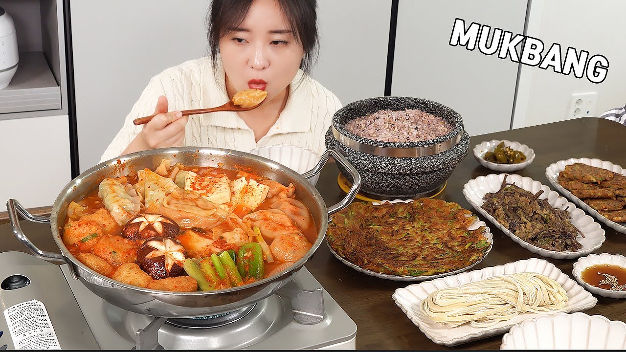 мукбанг :) острый котелок с клецками кимчи, рис в каменном горшочке, блинчик с тунцом и цуккини.