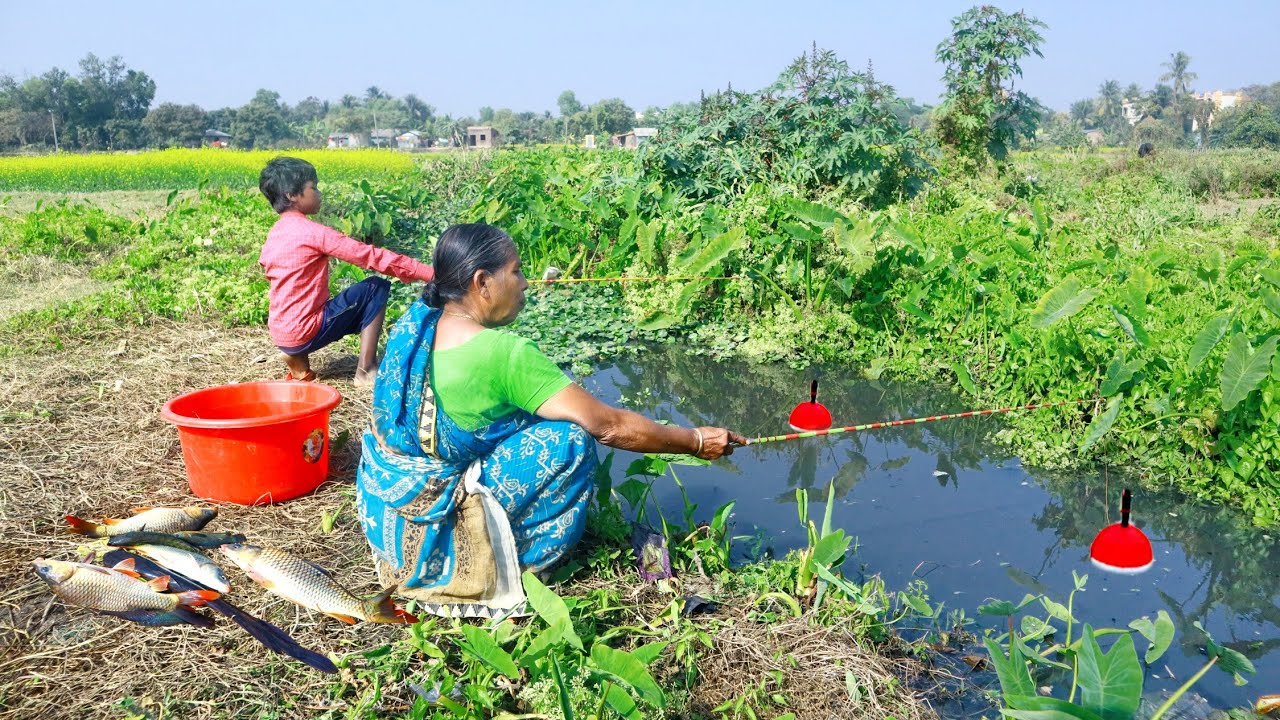 Fishing Video || Grandma teaching his grandson to fishing in the village canal || Best hook fishing