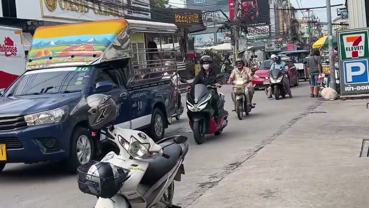 Vibrant Soi Buakow: Savor Street Food & Neon Nights in Pattaya!