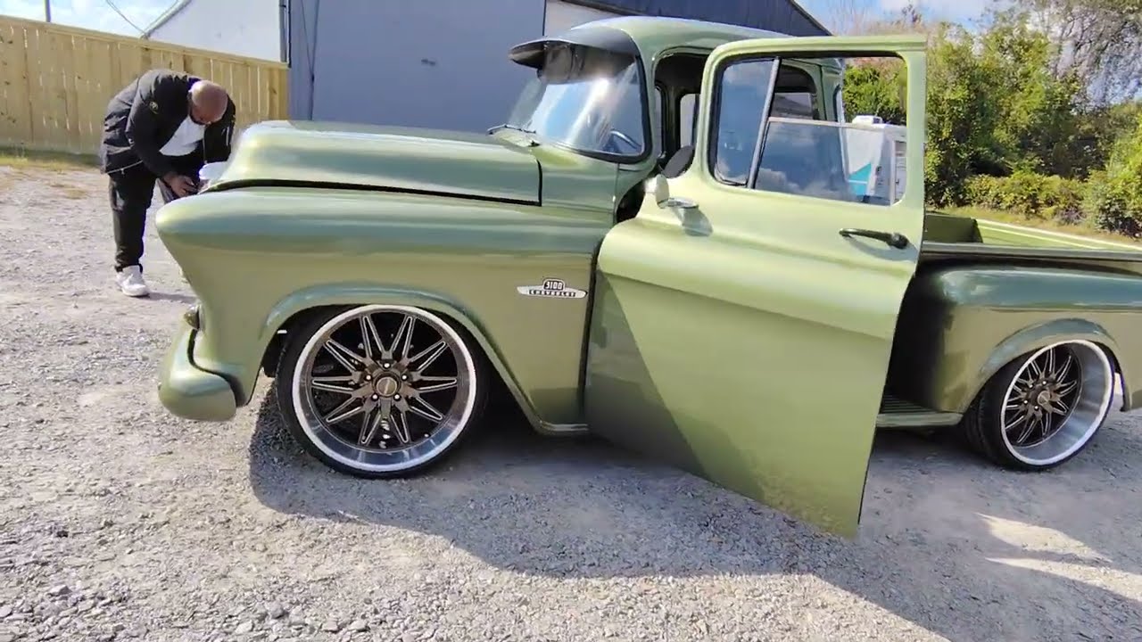 Грузовик Chevy Stitchedbyslick 55 на пути домой