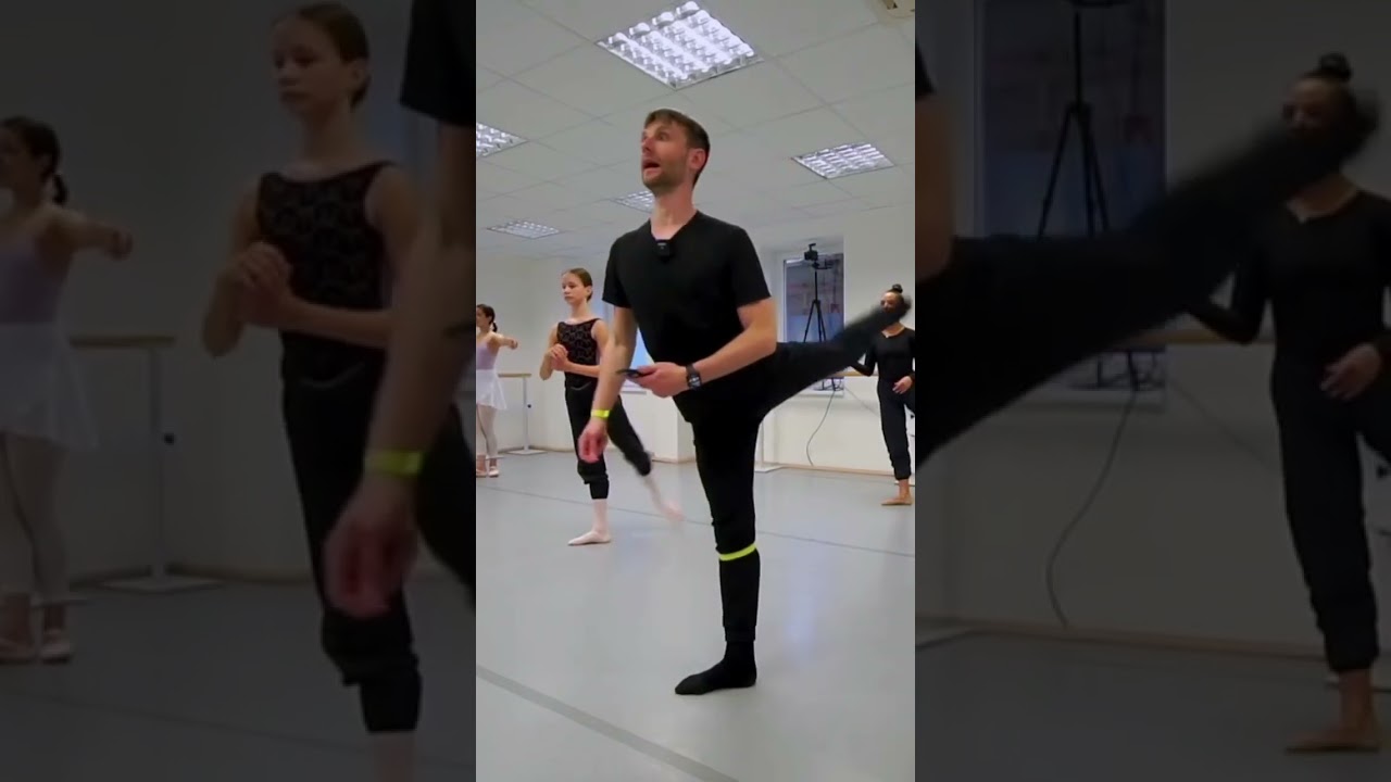 Ballet classes online: Grand Battement with pirouette en dehor