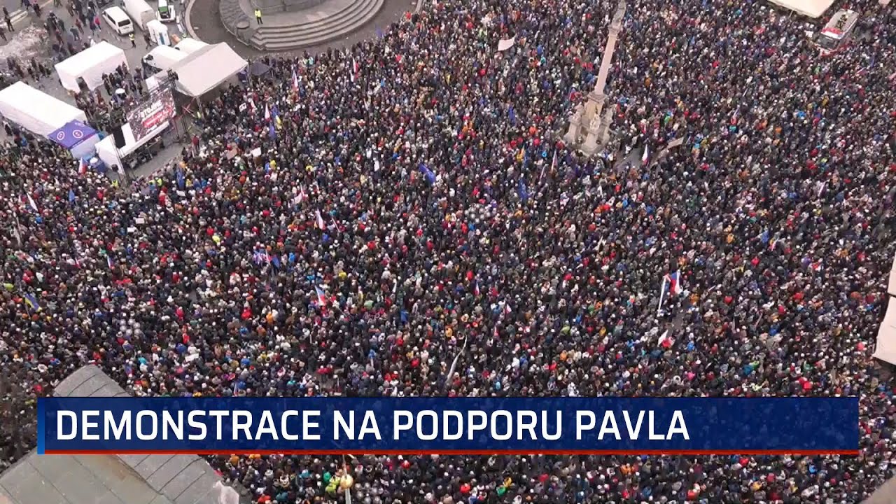 Lev se probudil, Staromák se rozsvítil. Desítky tisíc lidí na demonstraci zpívaly českou hymnu