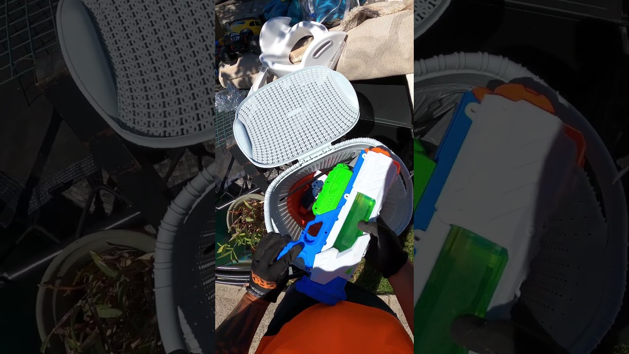 Почему ты на своей стороне, брат? Боком, у тротуара.