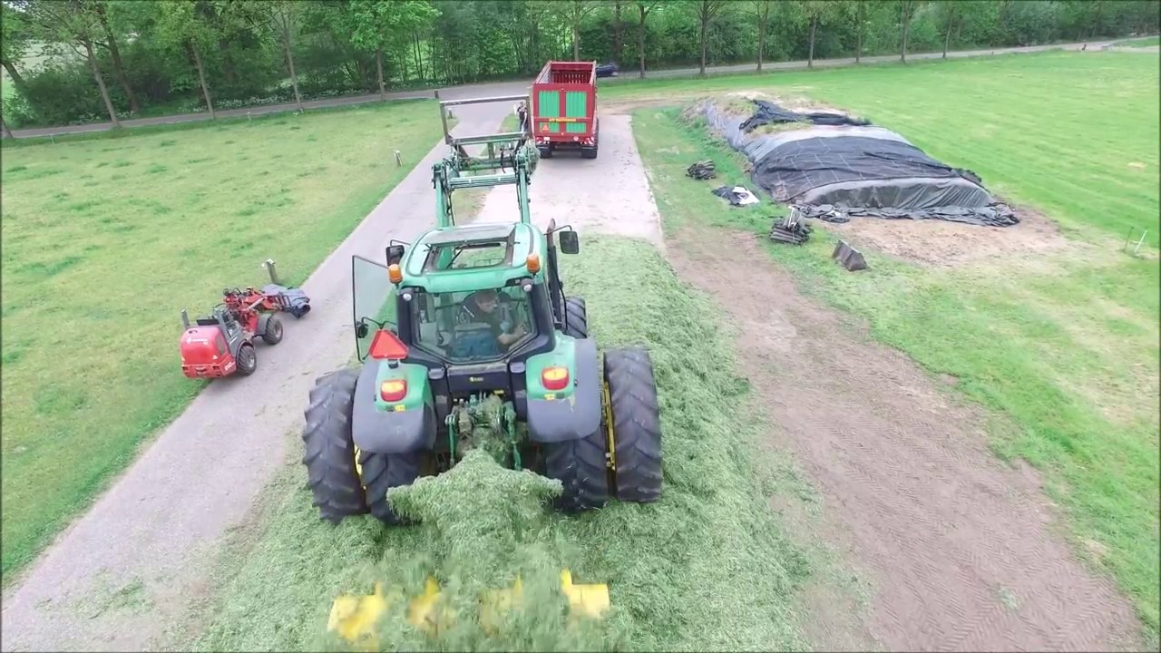 Gras inkuilen met Herre Heeres en Loonbedrijf Dekker op boerderij de Wolfershoeve