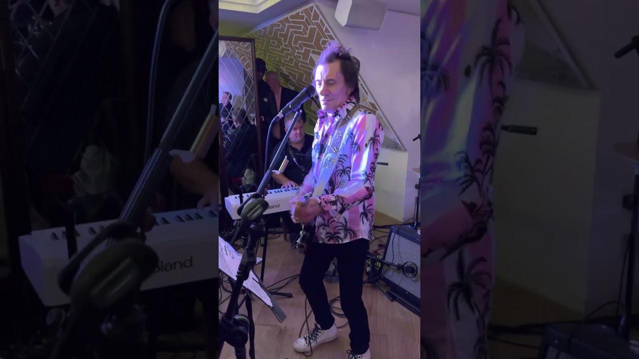 Ronnie Wood &ldquo;Chain of Fools&rdquo; LIVE in London, England Ivy Club Solo Gig March 23, 2023