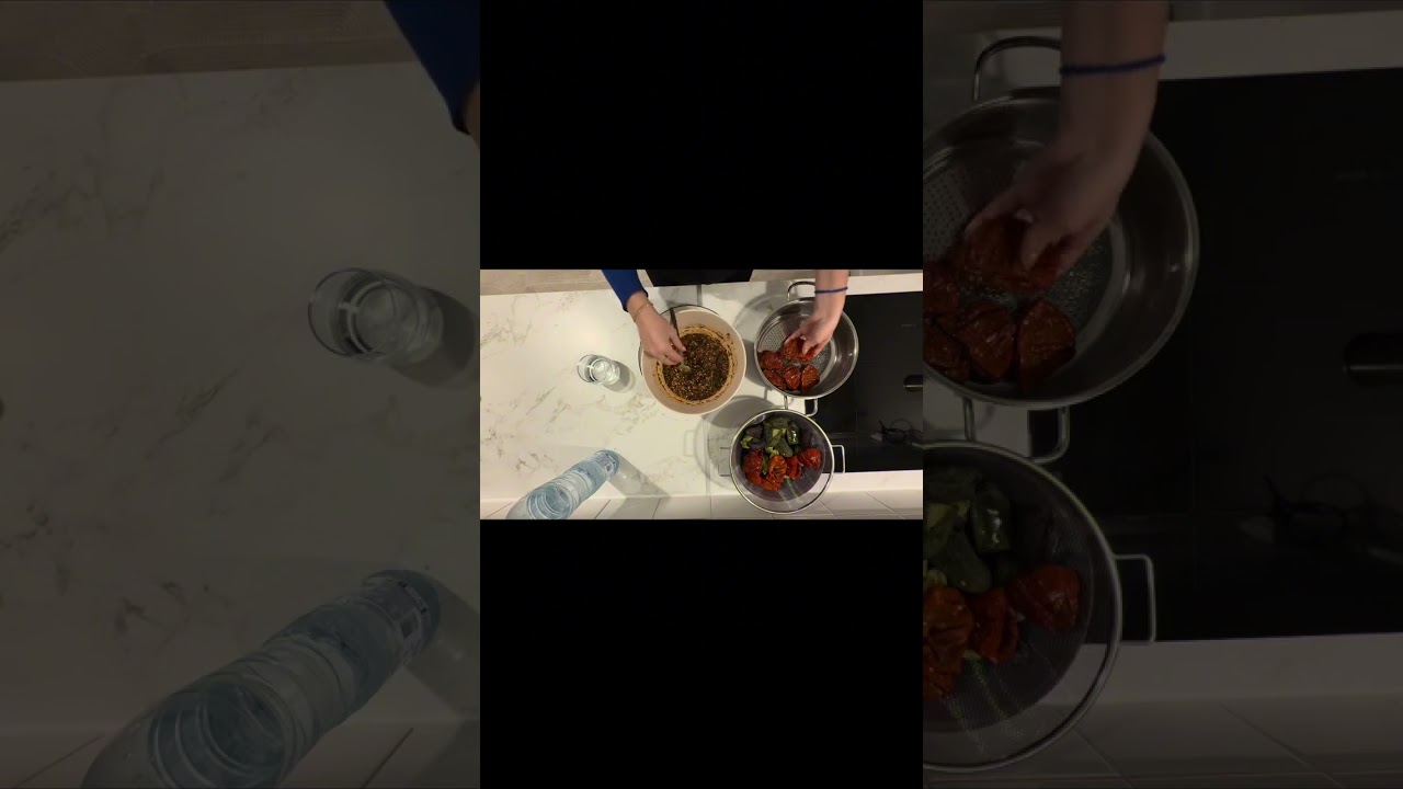 Yarın akşam yemeği için karışık dolma yapıyorum.🫑 