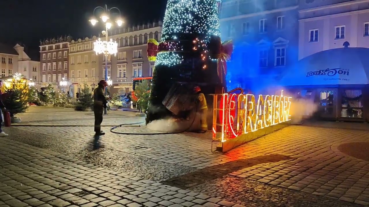 Racibórz. Pierwsza strażacka akcja w 2025 roku. Pożar choinki na Rynku