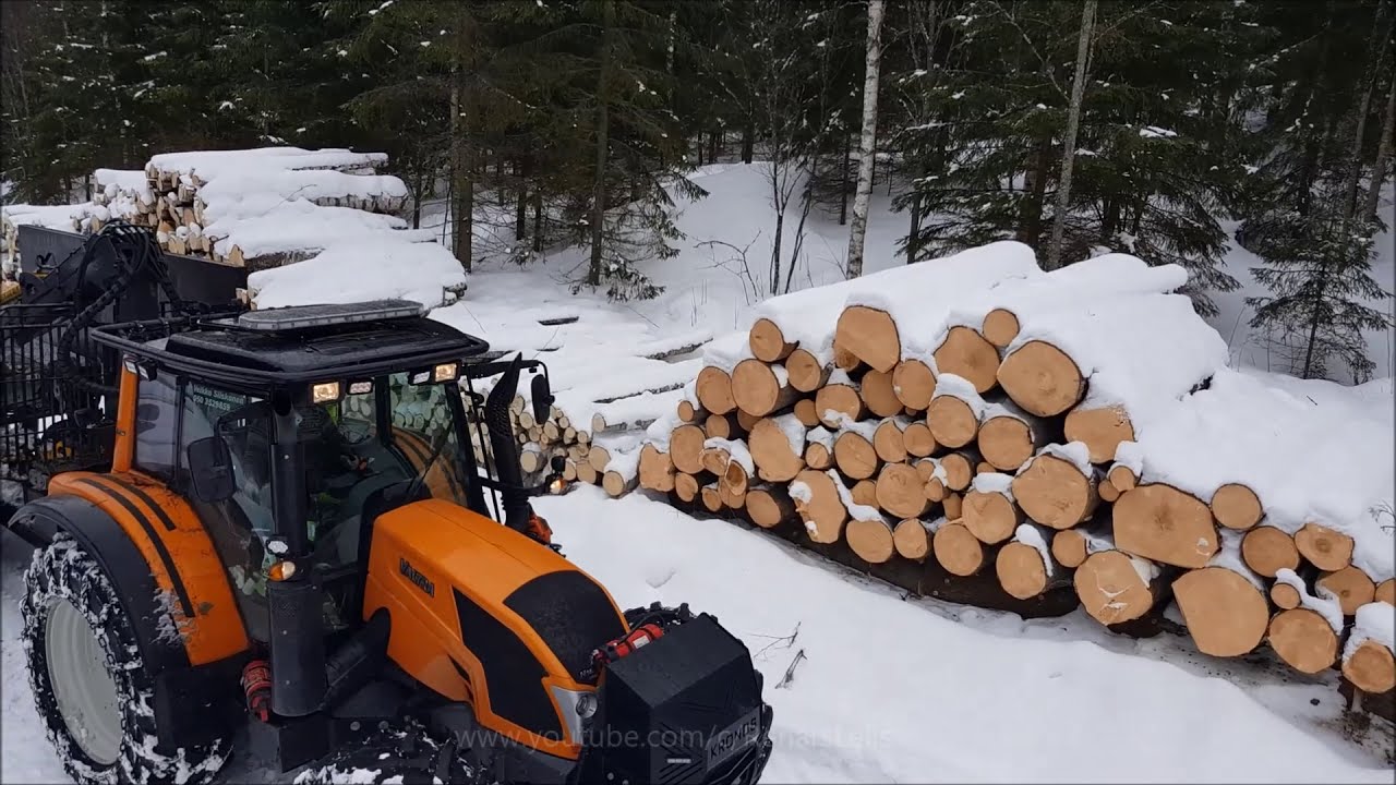 Valtra N143 with Kronos 140 trailer