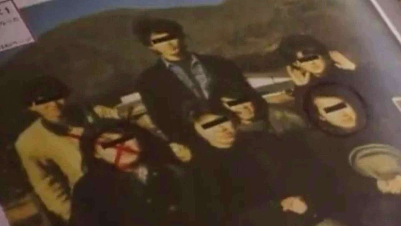 一部超冷門的絕佳日本恐怖片，職場最偽善的友誼，一邊吊唁一邊狂歡，亡魂從骨灰罈爬出聚會！