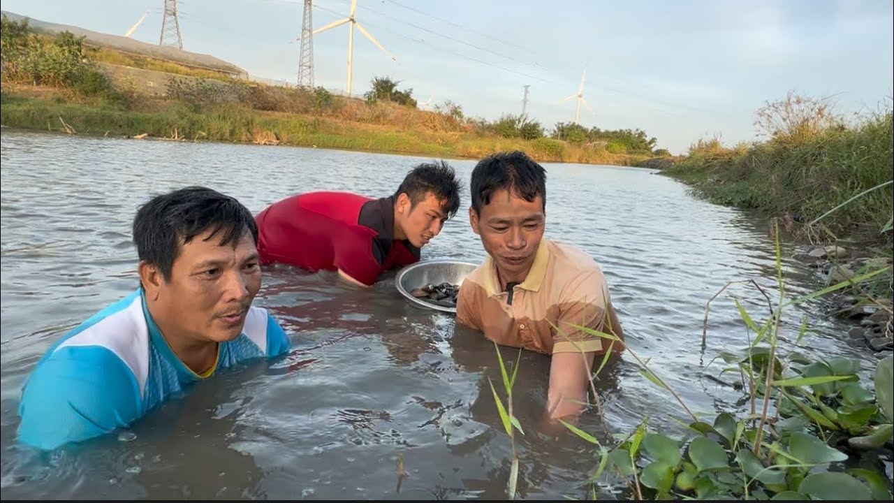 BA CHÚ CHÁU MÒ CON TRAI VÀ NƯỚNG ĂN NGAY TẠI CHỔ