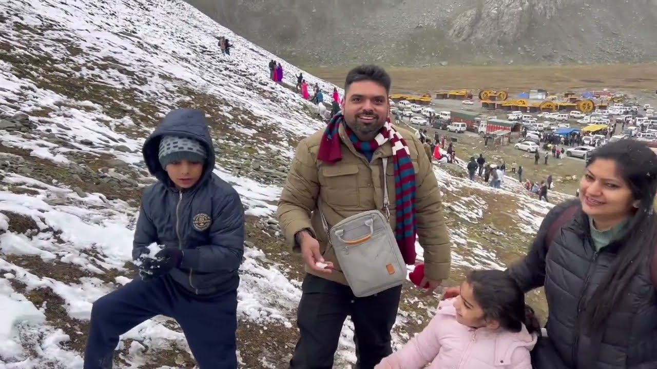 Huge Rush of Tourists in zero point sonmarg 😮Tourist Enjoying 😍 #snowfall #kashmirvalley 
