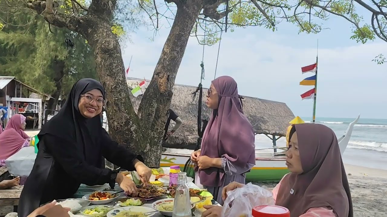 Savoring Grilled Fish at Tiku Beach: A West Sumatra Experience