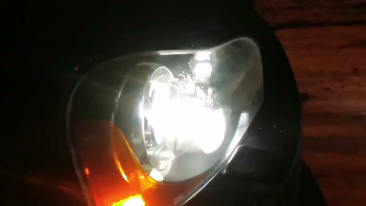 Jak świecą lampy przerobione na Bi-LED w Volvo XC-90