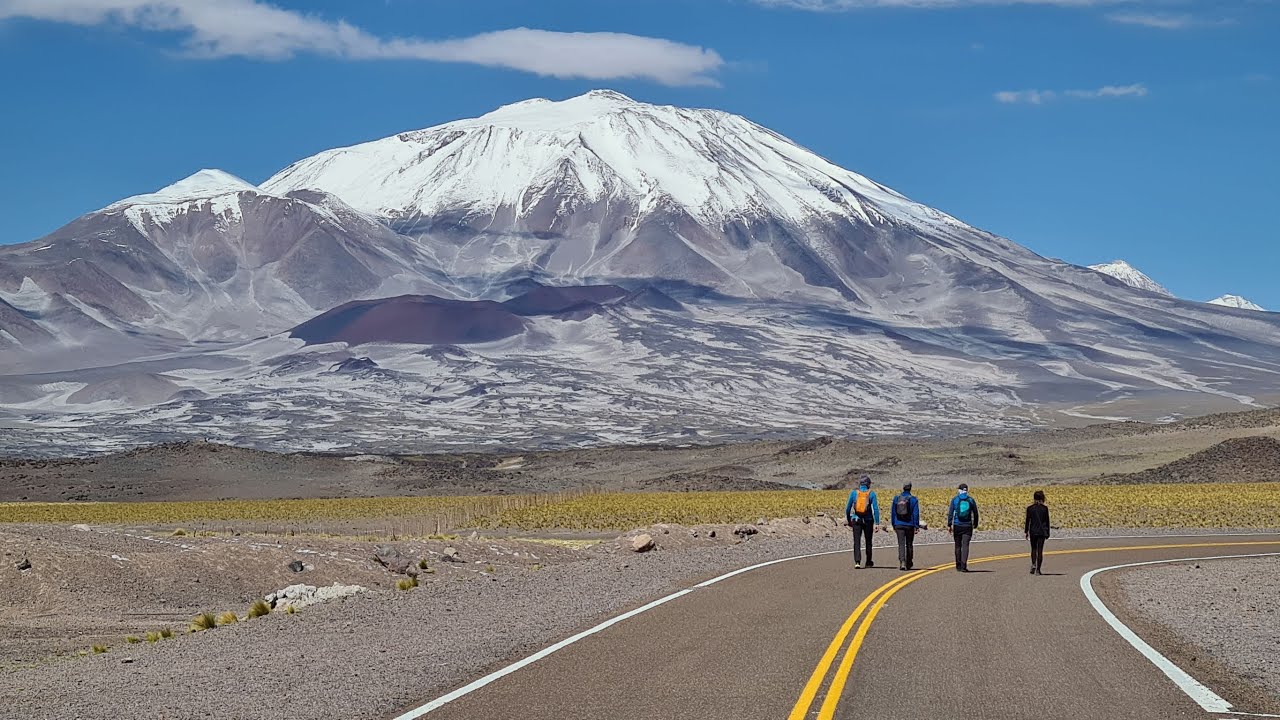 uz Ojos del Salado pāri Argentīnas ziemeļu kalnienēm