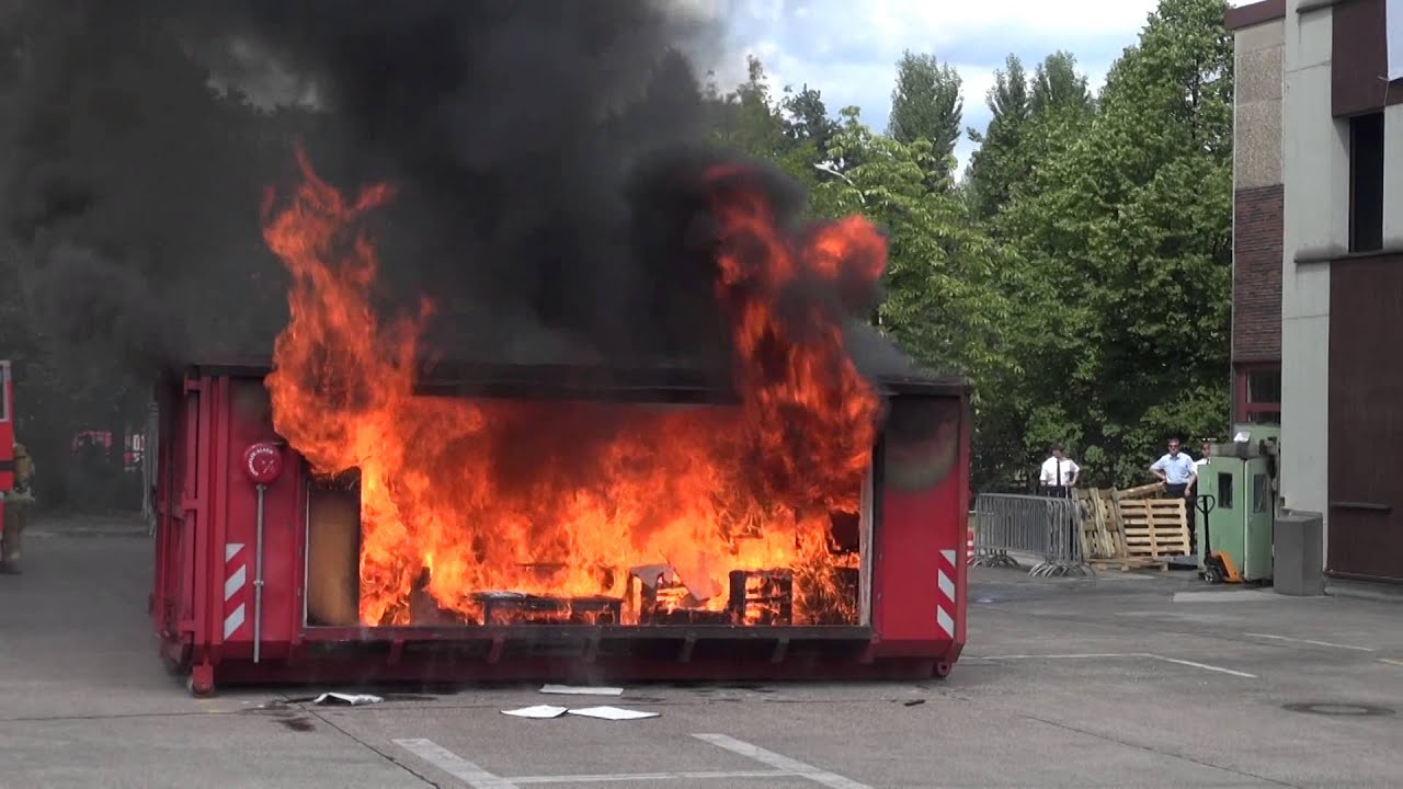 Wie schnell steht ein Zimmer in Vollbrand? Schau-Übung der Berliner Feuerwehr