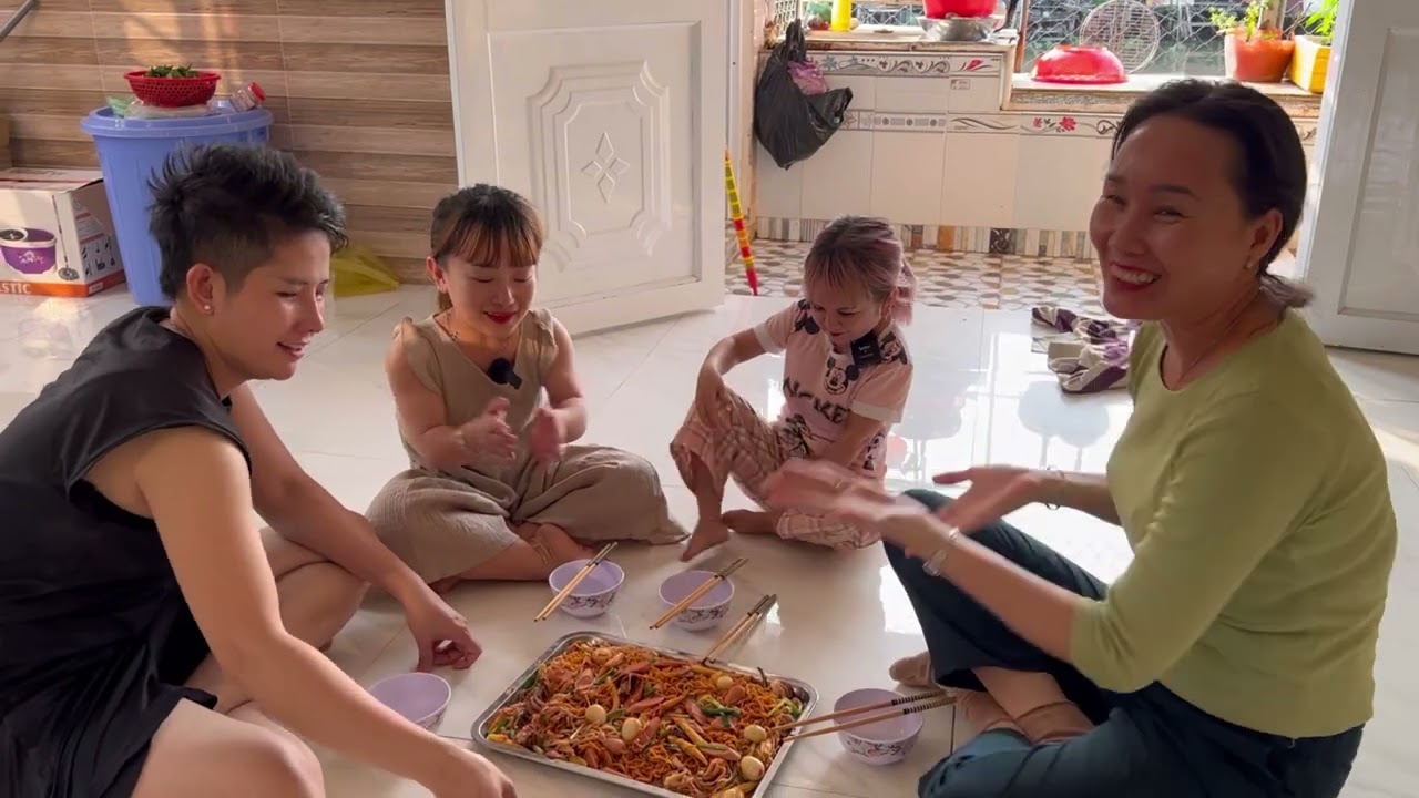 Anh Khánh Đầu Bếp Trưởng Hôm Nay Trở Tài Món Mì Trộn Sốt Nấm Kim Chi Cho Mấy Chị Em Thưởng Thức.