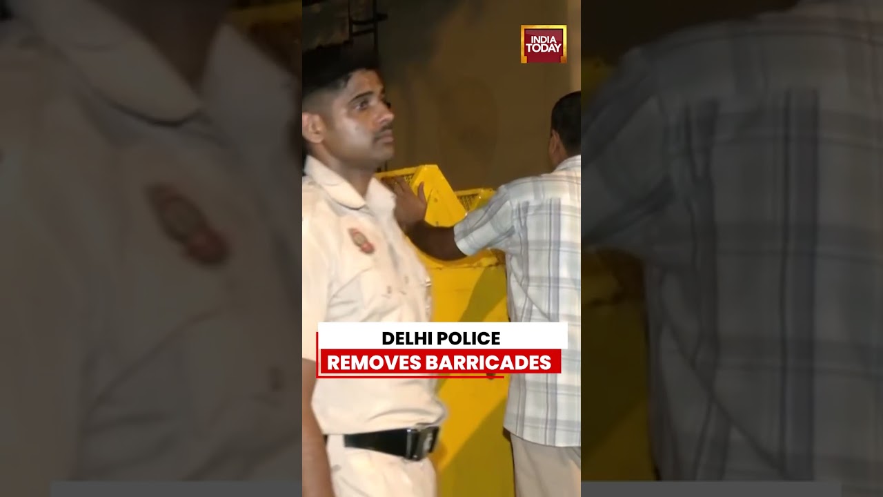 Delhi Police Shift Barricades at Jantar Mantar Ahead of Protest March | #delhi #delhipolice
