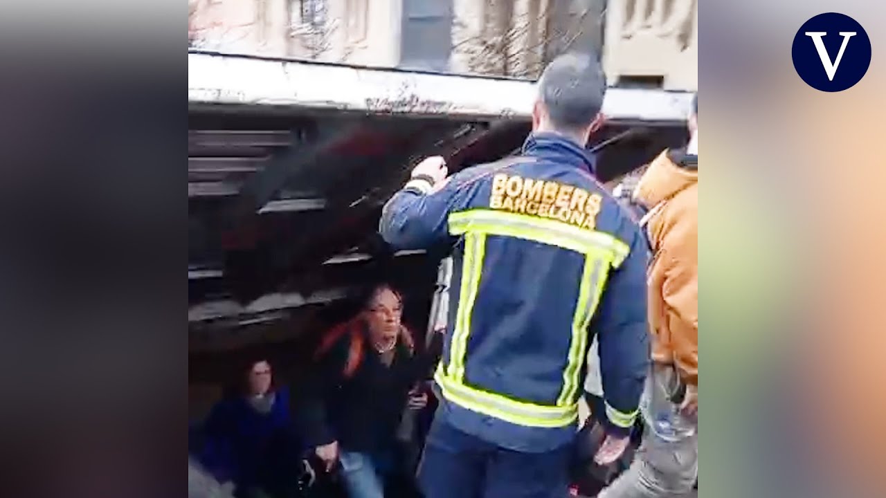 Más de 400 pasajeros evacuados por las vías de la estación de Sants debido a una avería