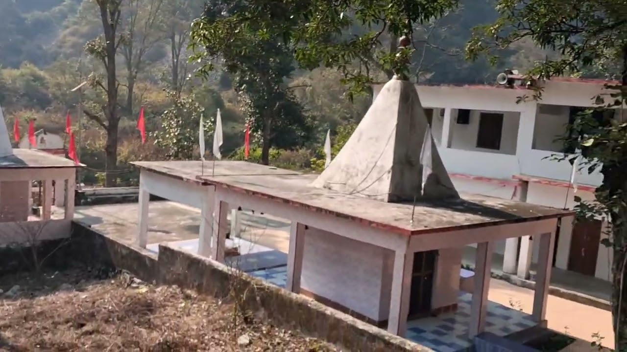 🙏🙏मांडलू  मै इस्थीत महादेव मंदिर ग्राम सभा गटकोट के अन्तर गत 