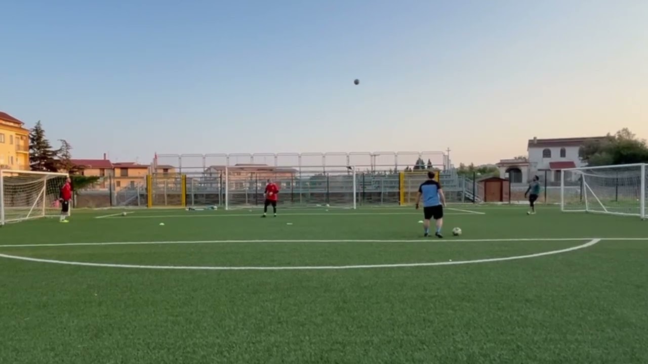 8° allenamento Andrea - Uscite alte e podalica : gioco a 3 portieri.