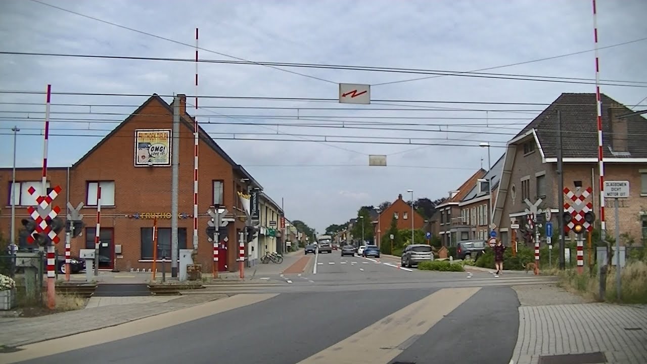 Spoorwegovergang Tielen (B) // Railroad crossing // Passage à niveau