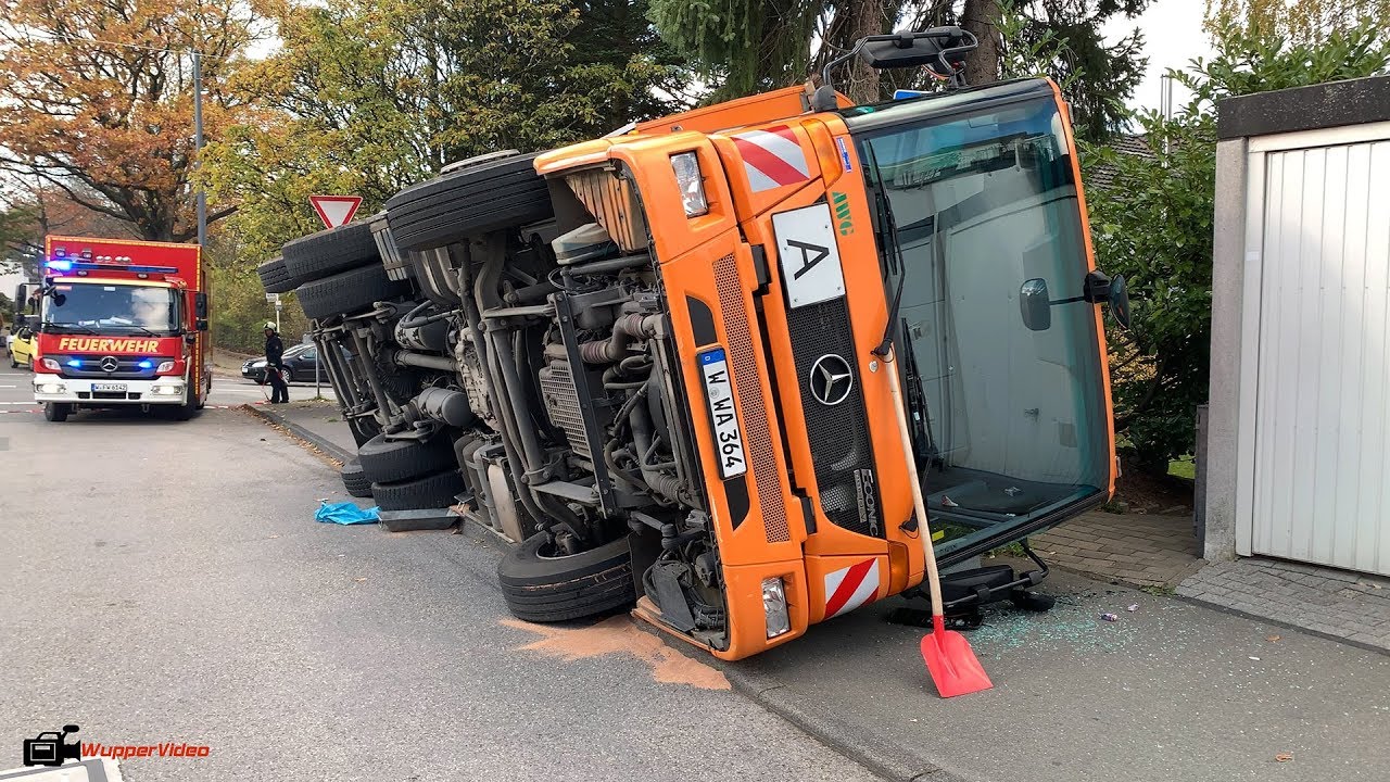 Müllwagen stürtzt auf Bürgersteig nahe Schule [29.10.2019] [4K]