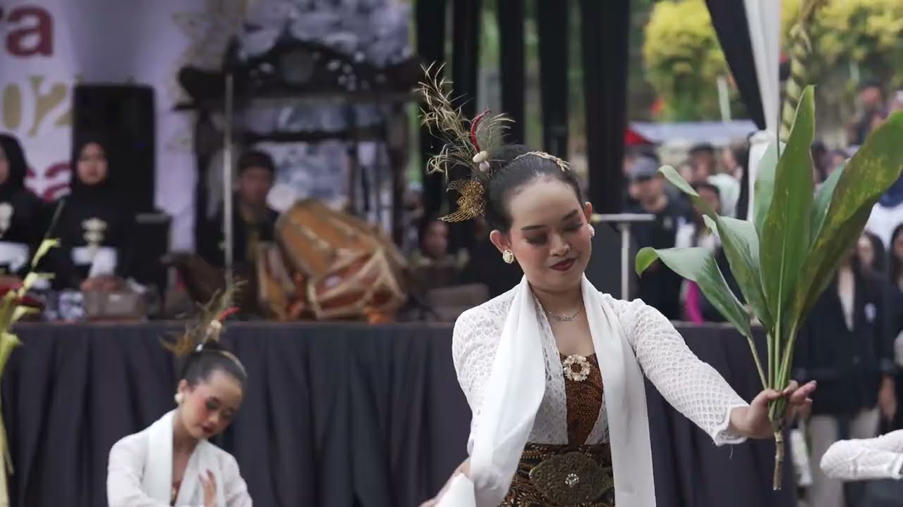 KILAS INDONESIANA - UPACARA ADAT NGALAKSA TARAWANGSA