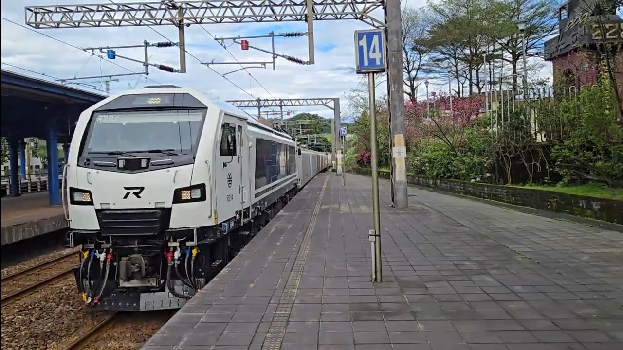 7527次宜蘭發車經由宜蘭線開往五堵貨場的藍白R200型瑞士施泰德R204單柴電頭+數節水泥斗車貨列