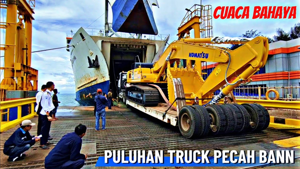 CUACA BAHAYA❗ PULUHAN TRUCK PECAH BAN SAAT NAIK KAPAL DI PELABUHAN MERAK