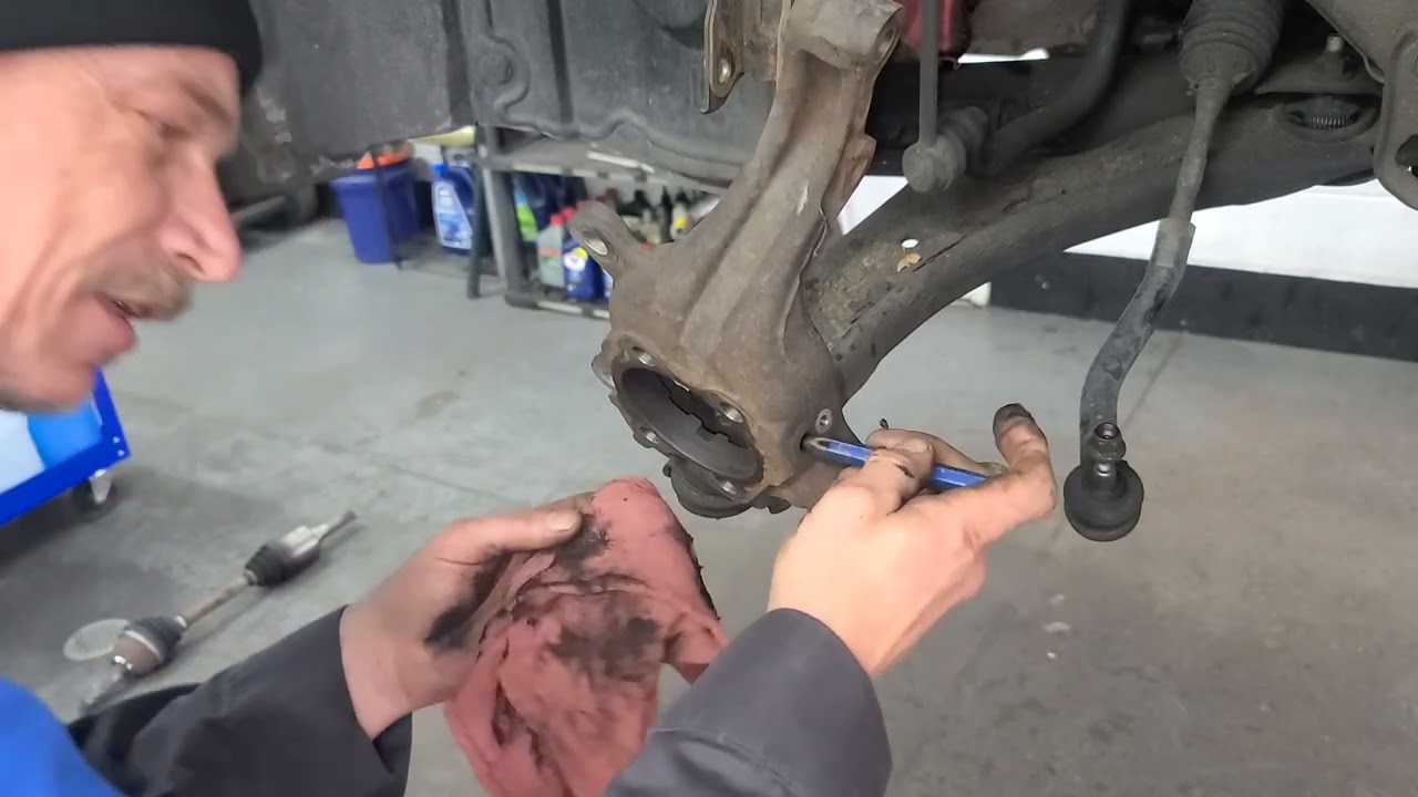 Ступица и карданный вал на Nissan Rogue 2011 года выпуска.