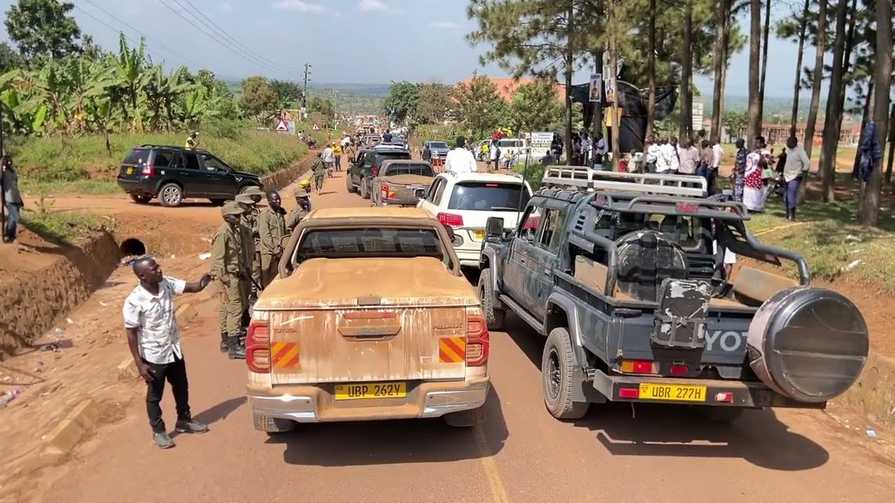 Конвой брата Мусевени, Айне Содо Кагуты, после победы на турнире в Мавоголе Норт.