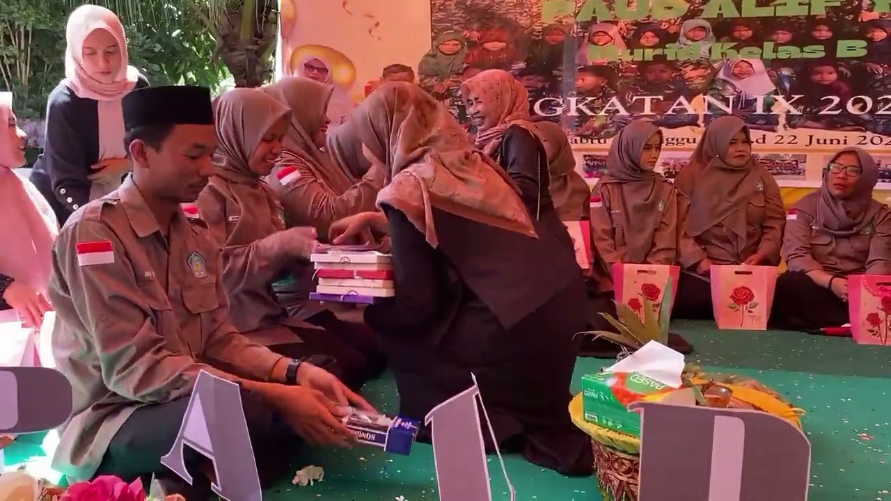 Momen peusijuk guru oleh wali murid||pentas seni dan pelepasan angkatan 9 