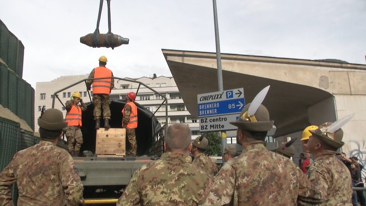 Disinnescata la bomba trovata in piazza Verdi a Bolzano