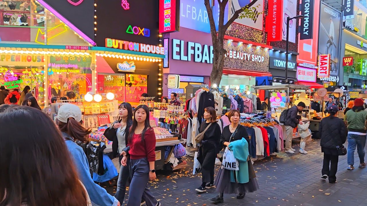 Myeongdong is starting to look like Christmas 🎄 November 2024 | Seoul, South Korea 명동 明洞