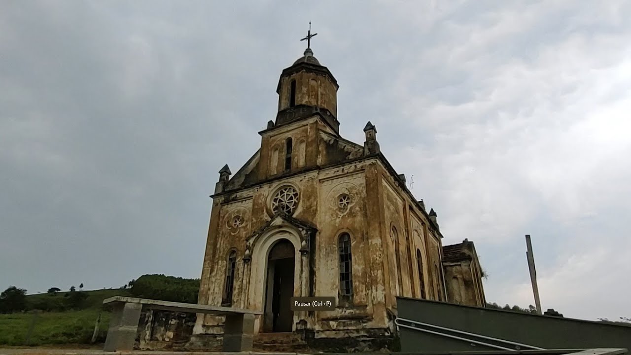 UMA BELA IGREJA ABANDONADA DE QUASE 100 ANOS