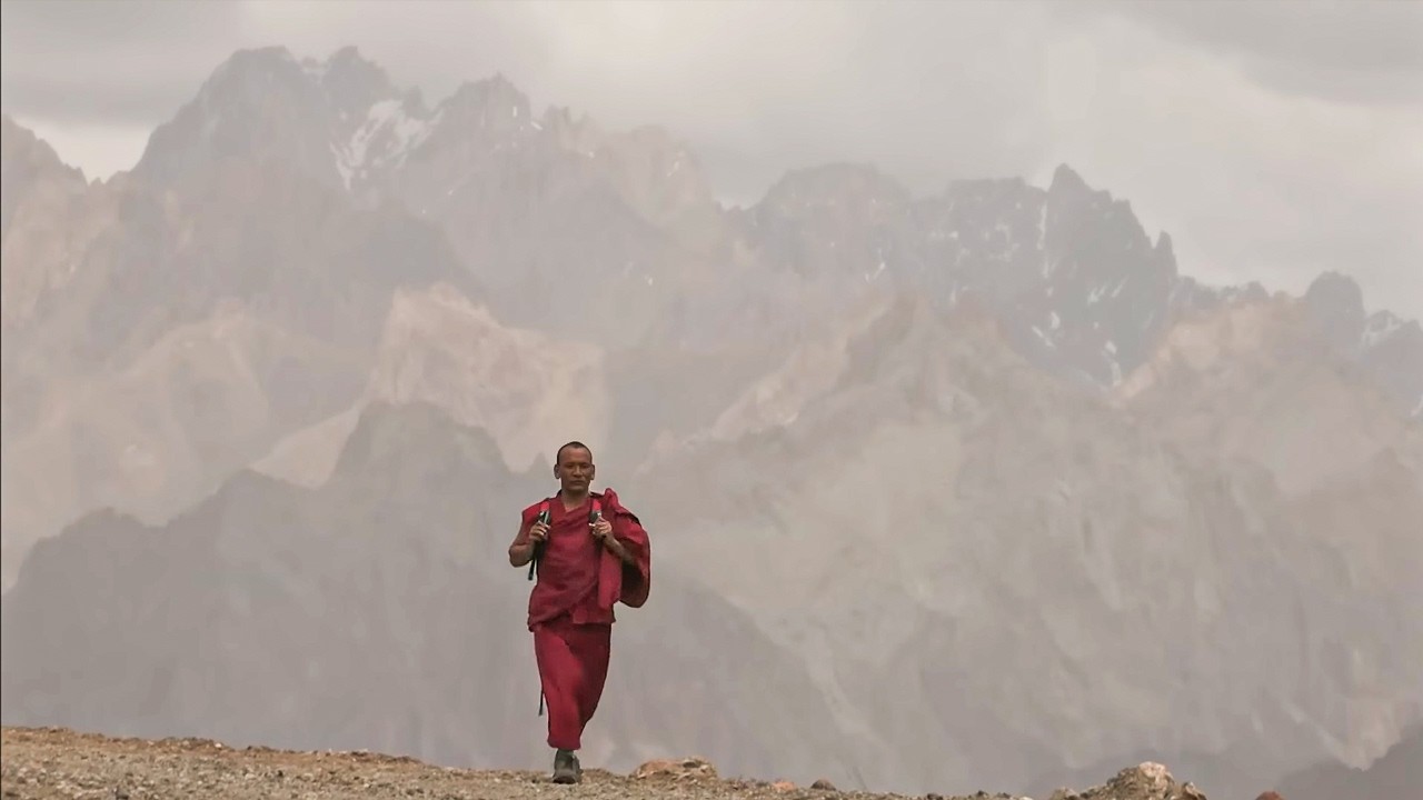 Ce moine bouddhiste parcours 3 000 km à pied
