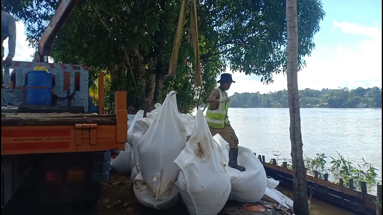 Langkah langkah pemasangan GEOBAG di tepian sungai Melawi