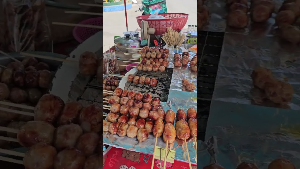 ไส้กรอกย่างหน้าวัดใต้ เมืองกาญจนบุรี