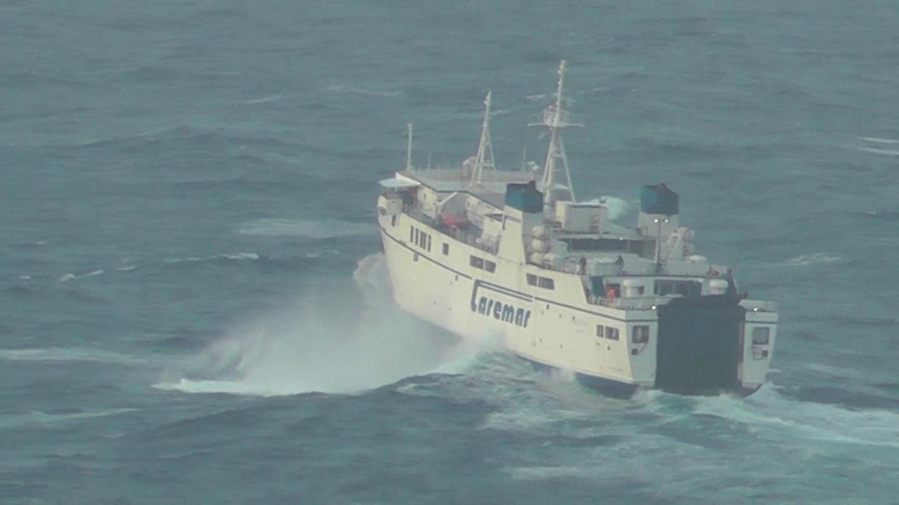 Il TRAGHETTO PER CAPRI in balia delle onde a causa del forte vento nel GOLFO DI NAPOLI