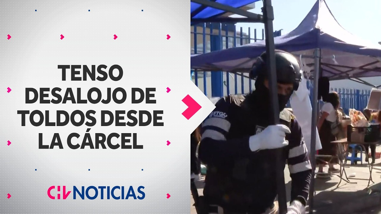 Tenso desalojo de ambulantes afuera de cárcel Santiago 1: Sujetos lanzaron piedrazos a reporteros
