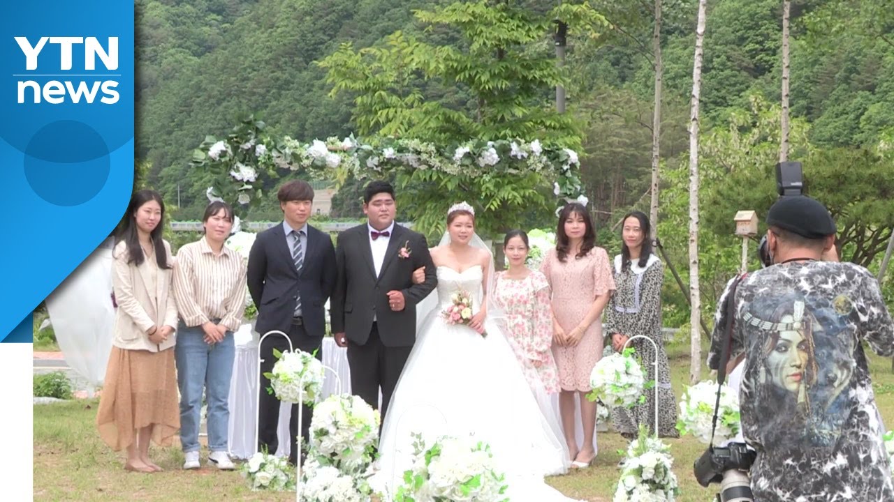 '결혼식장이 설악산'...국립공원에서 꽃 피운 백년가약 / YTN