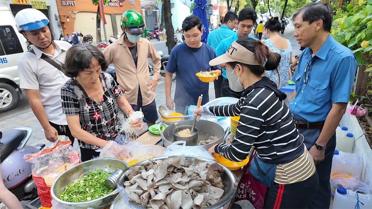 Xe Hủ Tiếu vỉa hè 30k Bị Vây Kín mỗi sáng 30k/ tô đầy thịt cho Công Nhân Sinh Viên ngay Trung Tâm Q1