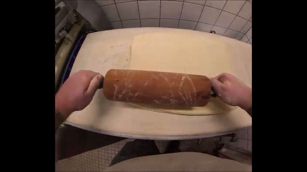 Handwerklich hergestellter Blätterteig in der Konditorei und seine Aufarbeitung  ohne Kommentar