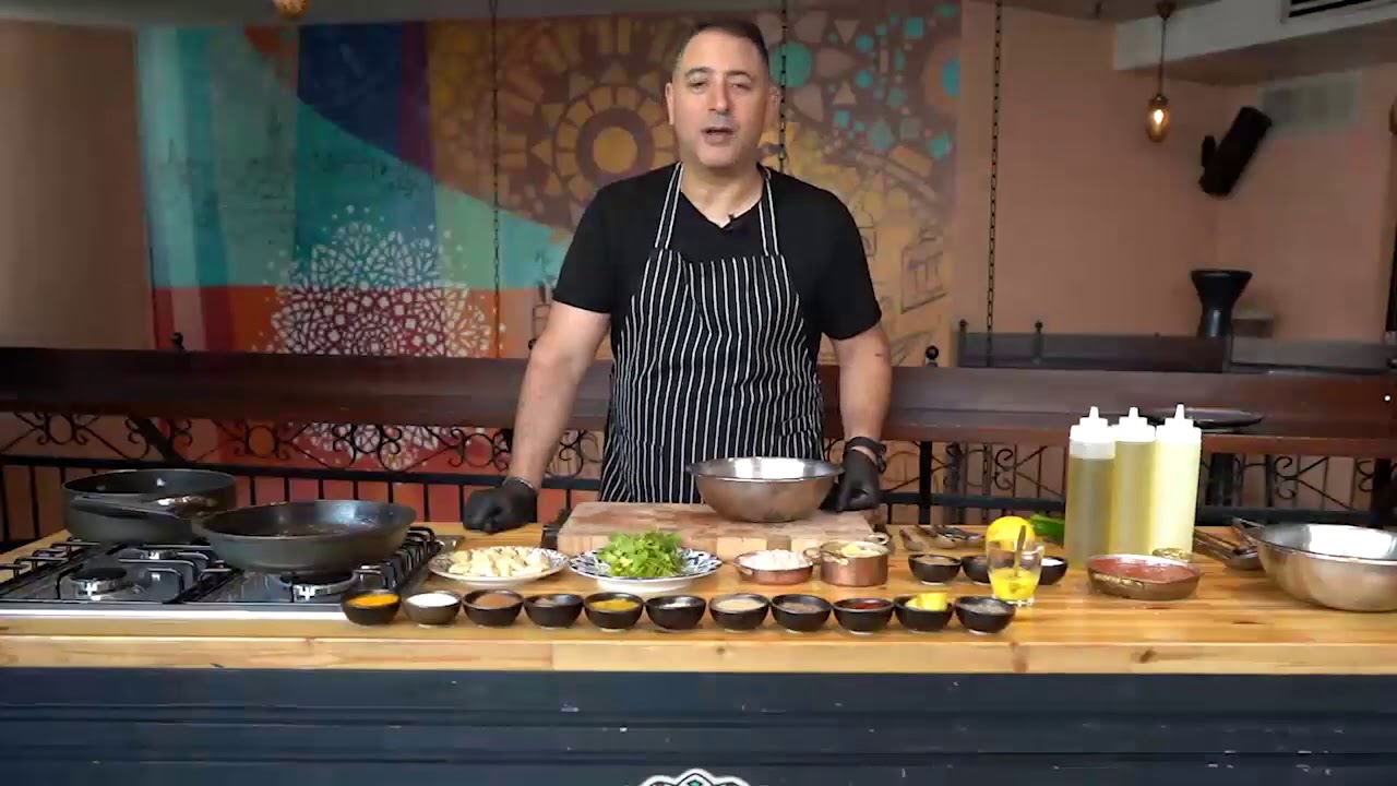שף אבי לוי המוציא קציצות דגים פיקנטיות
