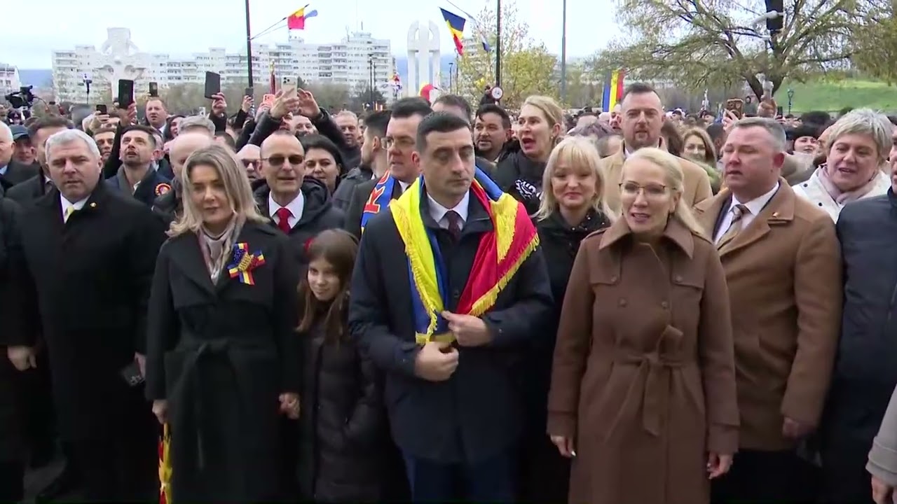 George Simion, aplaudat de oameni la Alba Iulia. Nicușor Dan, huiduit