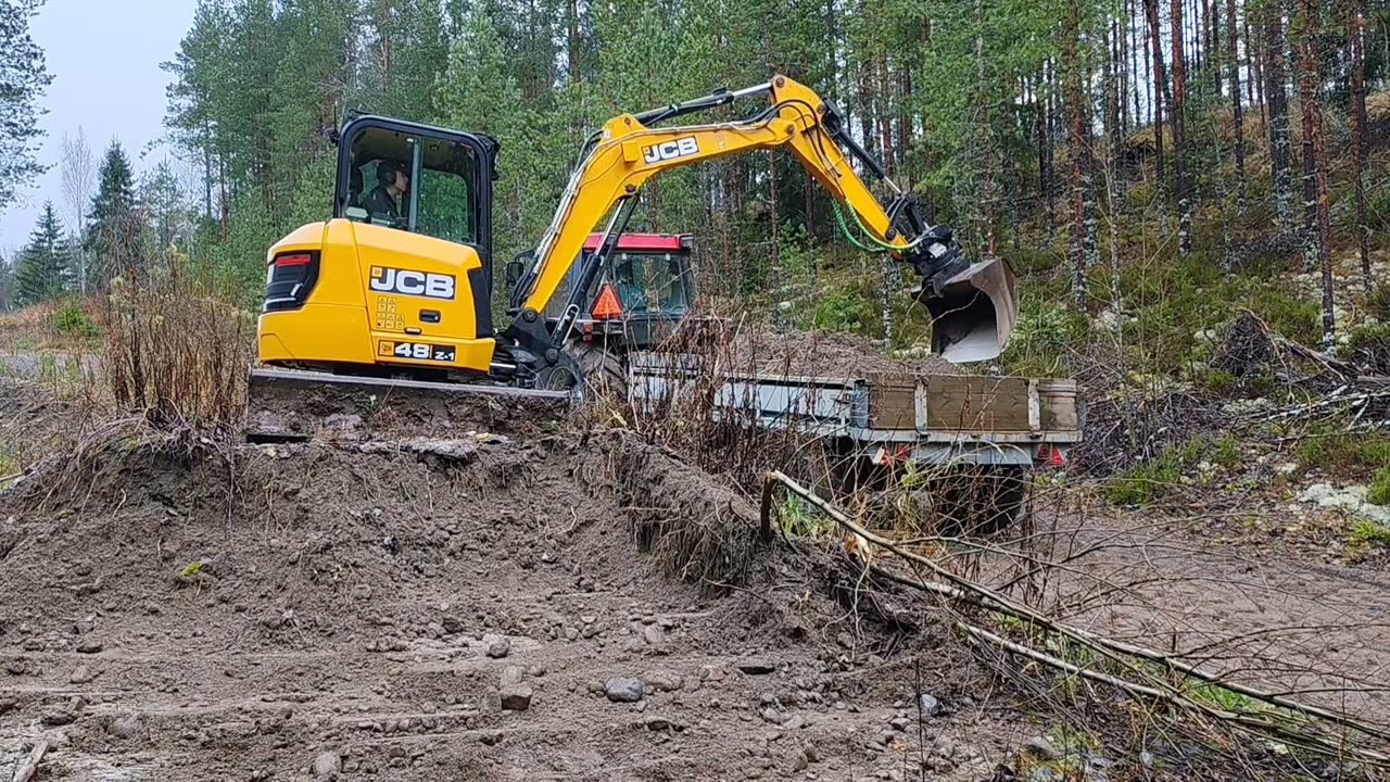 Hiekan lapioimista kärryn kyytiin kaivinkoneella