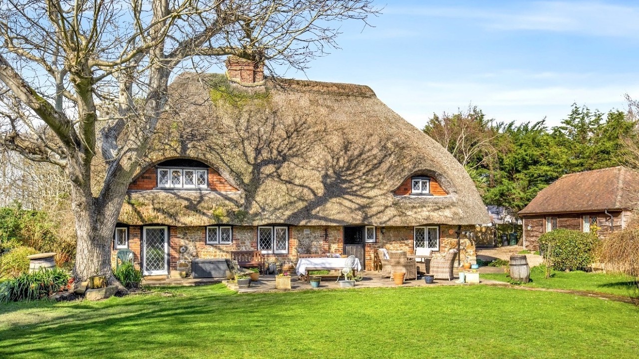 Spacious Thatched Cottage with a self contained Annexe near Aldwick Beach in West Sussex