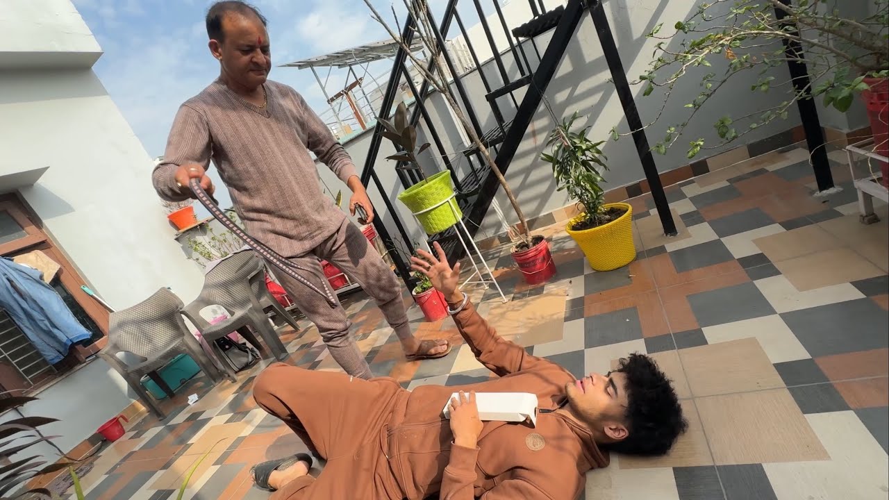 Om Ne Bina Puche Papa Ke Credit Card Se Rs 60,000 Nikal Diye 🤬 Belt Se Mara 
